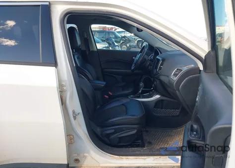 2018 Jeep Compass Latitude 4X4 z USA, uszkodzony, nr VIN 3C4NJDBB6JT177374